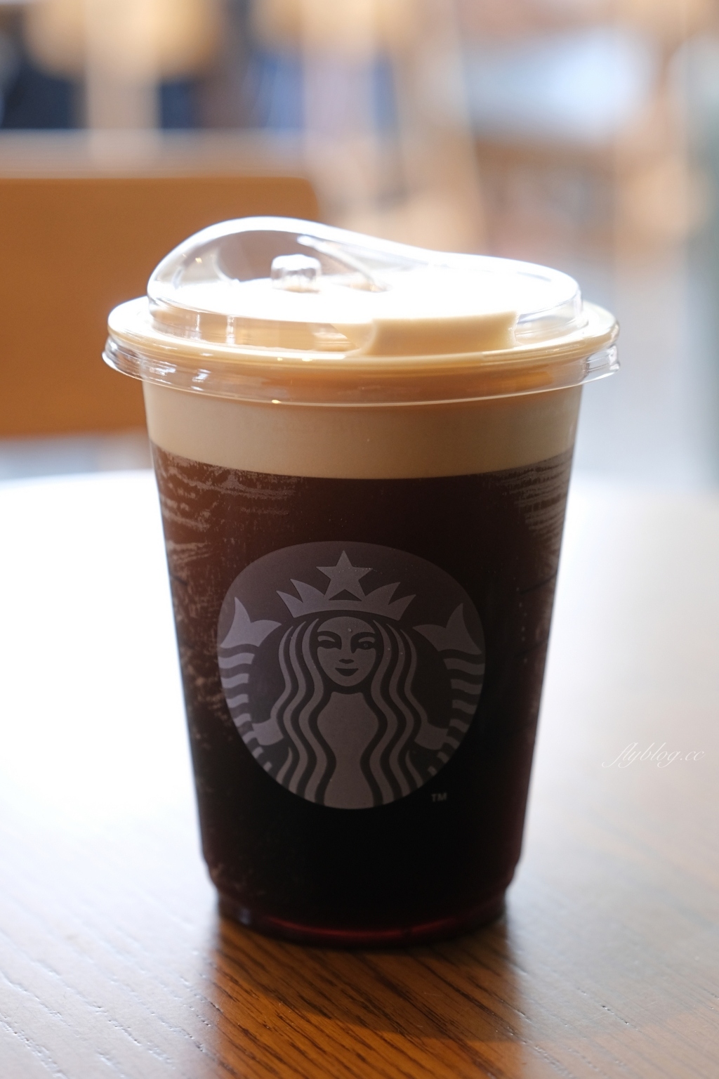 嘉義東區｜嘉義世賢路星巴克，漂亮的純白摺紙建築，搭配透明落地窗設計 @飛天璇的口袋