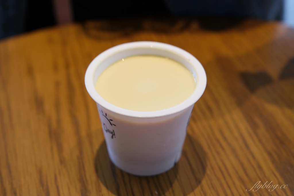 嘉義東區｜嘉義世賢路星巴克，漂亮的純白摺紙建築，搭配透明落地窗設計 @飛天璇的口袋