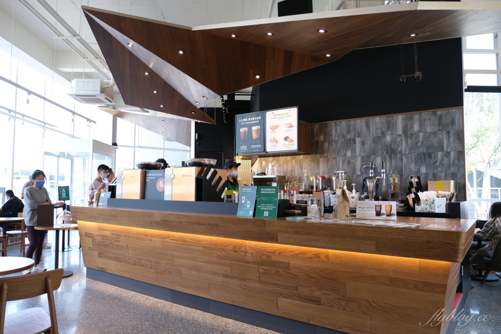 嘉義東區｜嘉義世賢路星巴克，漂亮的純白摺紙建築，搭配透明落地窗設計 @飛天璇的口袋