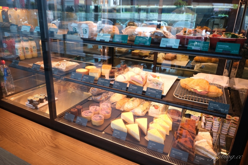 嘉義東區｜嘉義世賢路星巴克，漂亮的純白摺紙建築，搭配透明落地窗設計 @飛天璇的口袋