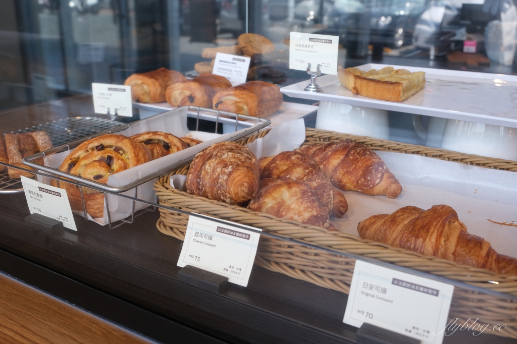 嘉義東區｜嘉義世賢路星巴克，漂亮的純白摺紙建築，搭配透明落地窗設計 @飛天璇的口袋