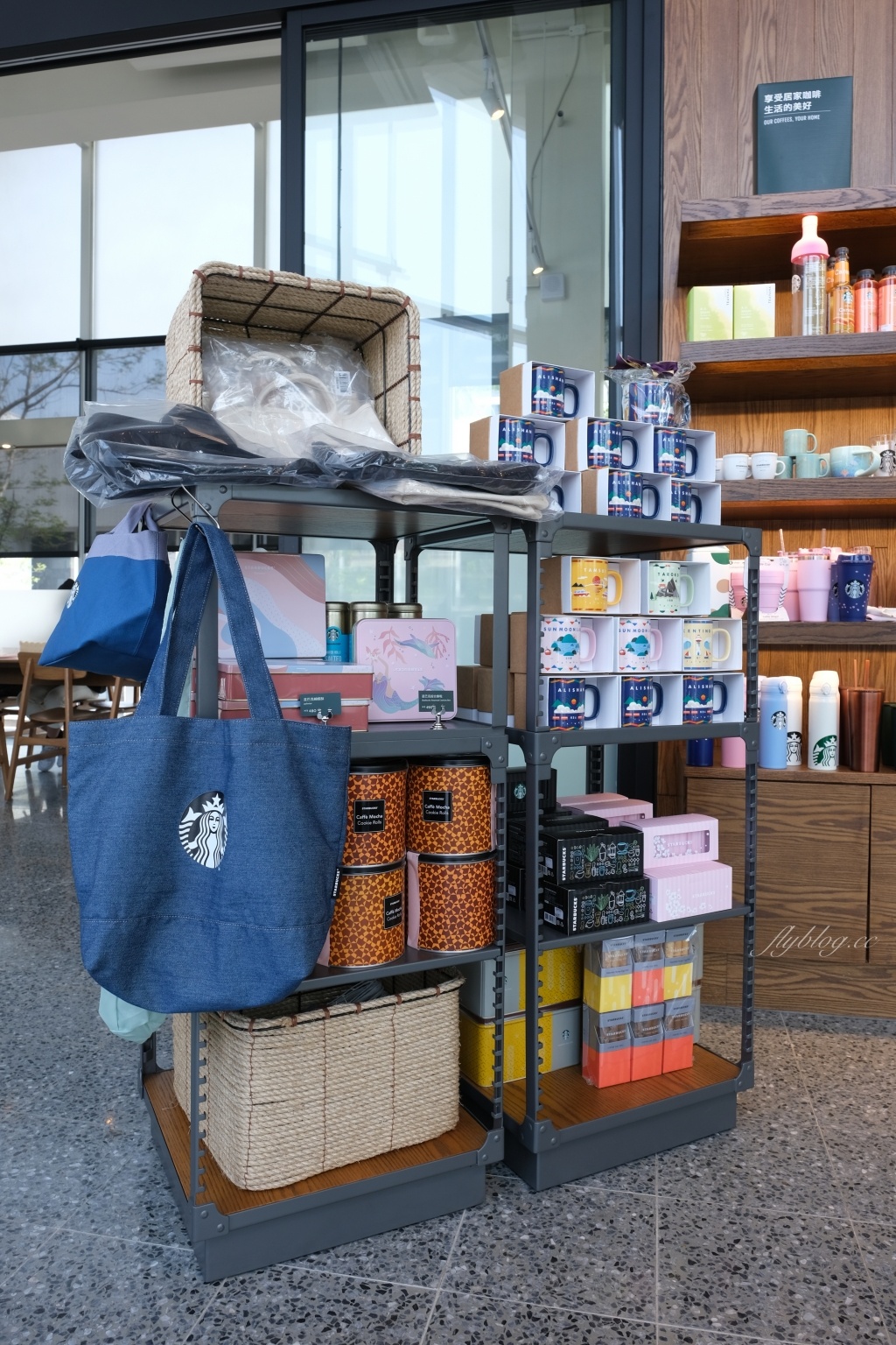 嘉義東區｜嘉義世賢路星巴克，漂亮的純白摺紙建築，搭配透明落地窗設計 @飛天璇的口袋