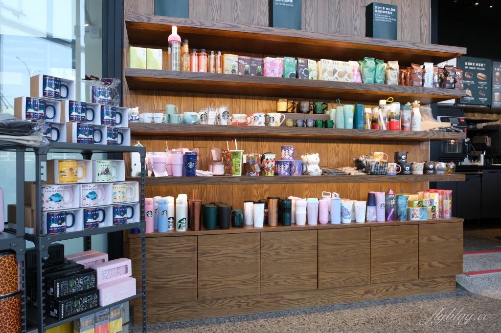 嘉義東區｜嘉義世賢路星巴克，漂亮的純白摺紙建築，搭配透明落地窗設計 @飛天璇的口袋