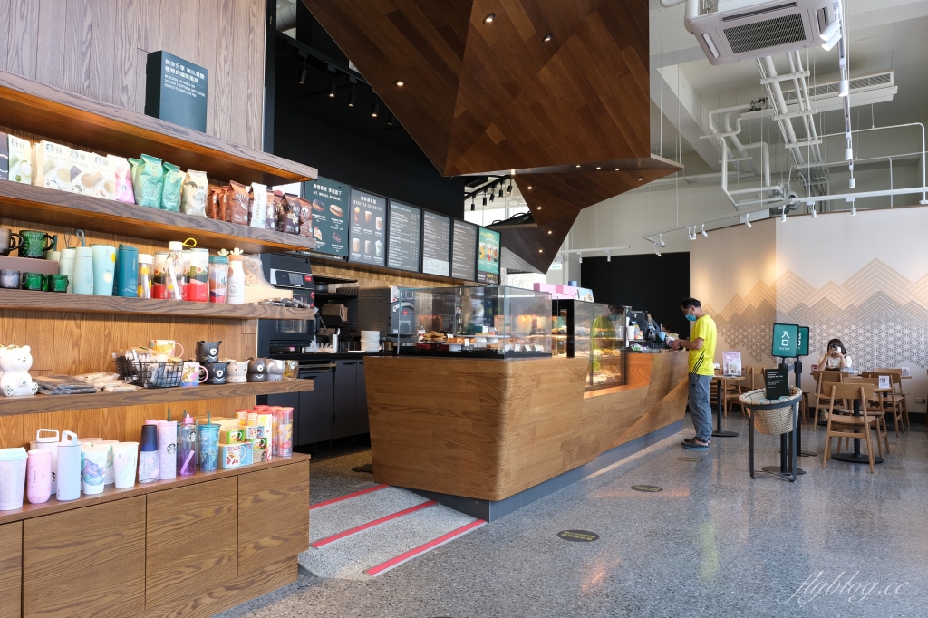 嘉義東區｜嘉義世賢路星巴克，漂亮的純白摺紙建築，搭配透明落地窗設計 @飛天璇的口袋