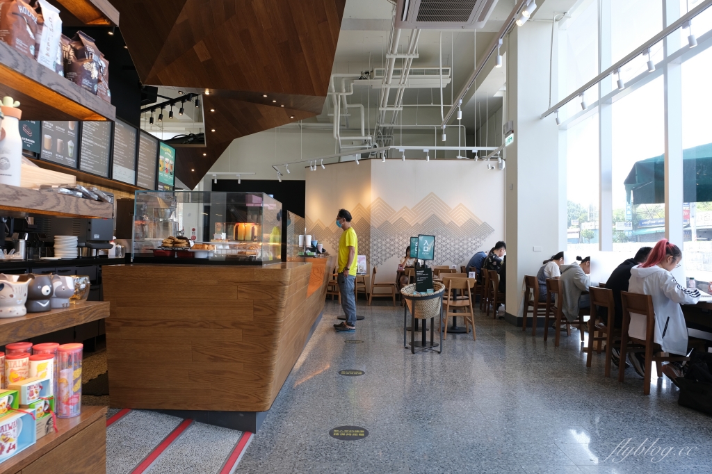 嘉義東區｜嘉義世賢路星巴克，漂亮的純白摺紙建築，搭配透明落地窗設計 @飛天璇的口袋