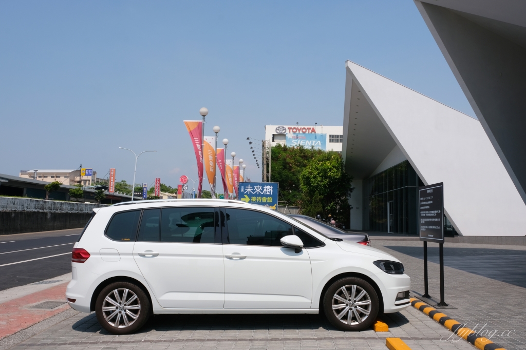 嘉義東區｜嘉義世賢路星巴克，漂亮的純白摺紙建築，搭配透明落地窗設計 @飛天璇的口袋