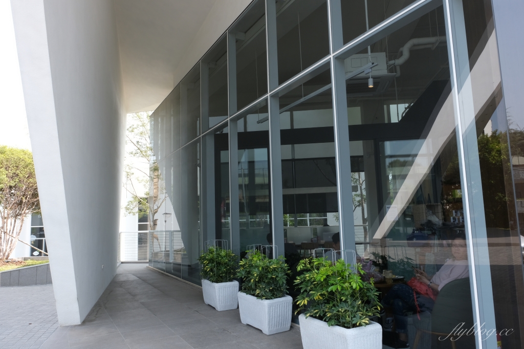 嘉義東區｜嘉義世賢路星巴克，漂亮的純白摺紙建築，搭配透明落地窗設計 @飛天璇的口袋