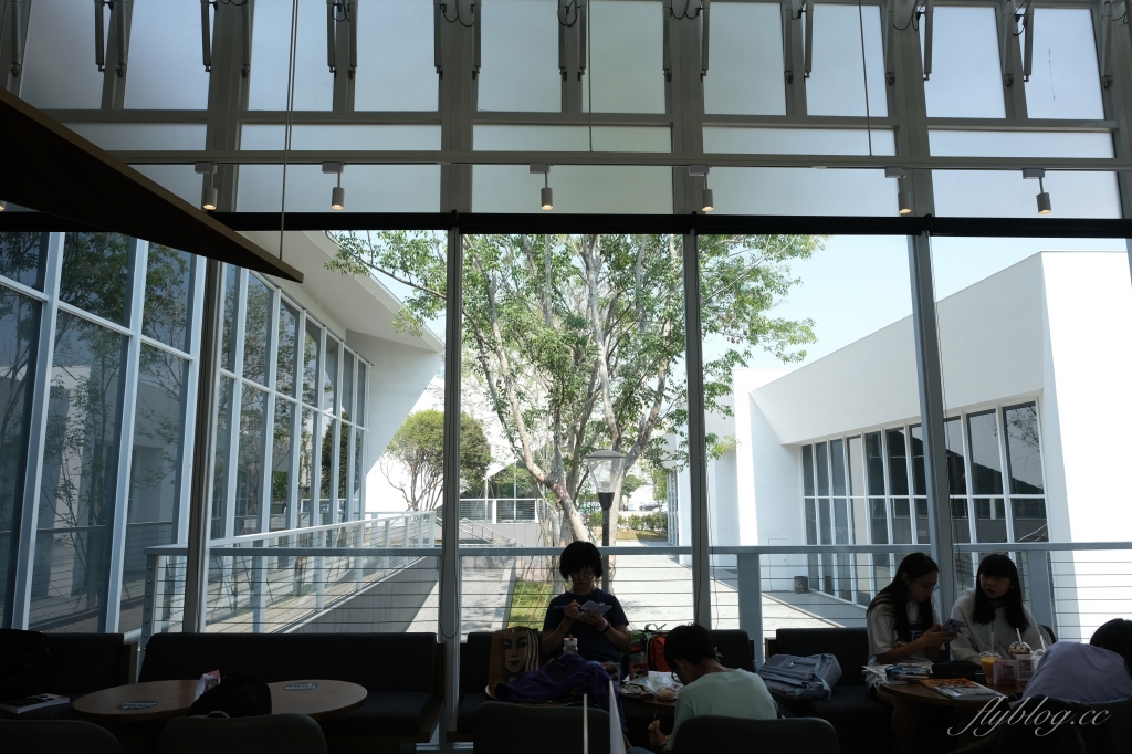 嘉義東區｜嘉義世賢路星巴克，漂亮的純白摺紙建築，搭配透明落地窗設計 @飛天璇的口袋