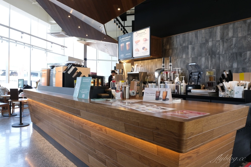 嘉義東區｜嘉義世賢路星巴克，漂亮的純白摺紙建築，搭配透明落地窗設計 @飛天璇的口袋