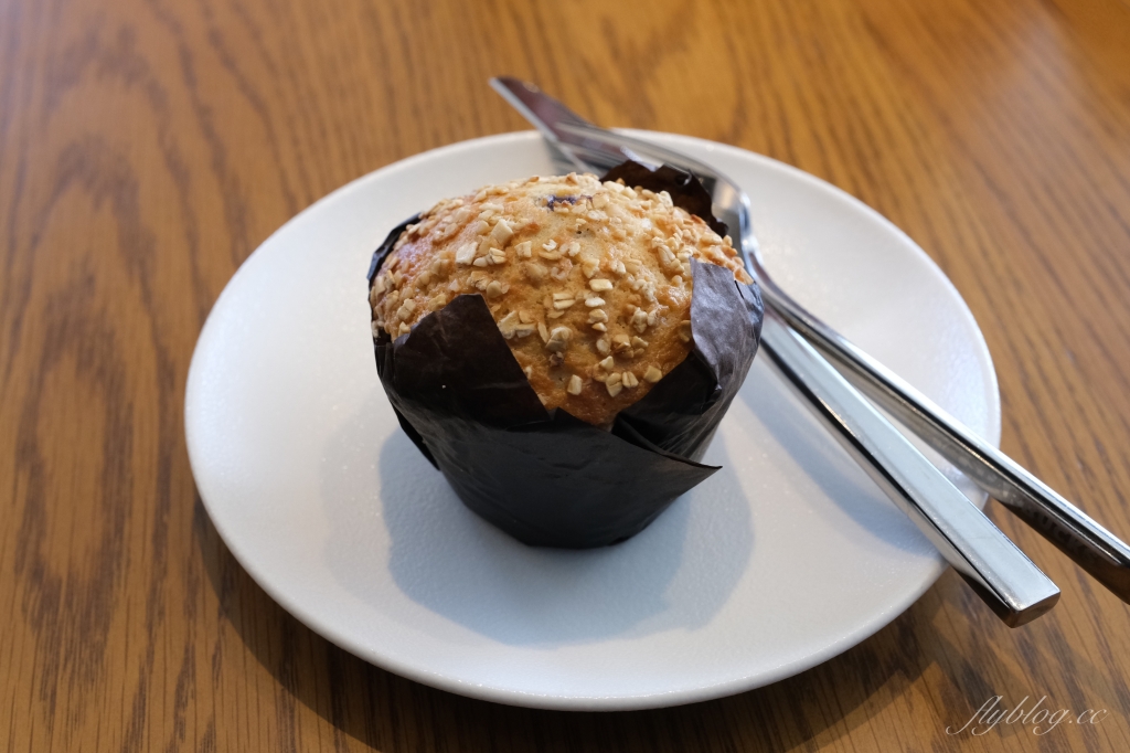 嘉義東區｜嘉義世賢路星巴克，漂亮的純白摺紙建築，搭配透明落地窗設計 @飛天璇的口袋