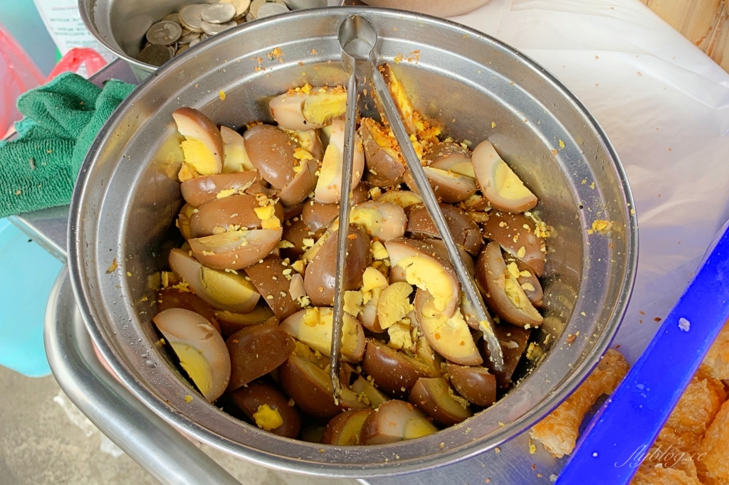 台中東區｜育英路阿婆飯糰，超大飯糰一顆飯糰，飽到中午也吃不下了 @飛天璇的口袋