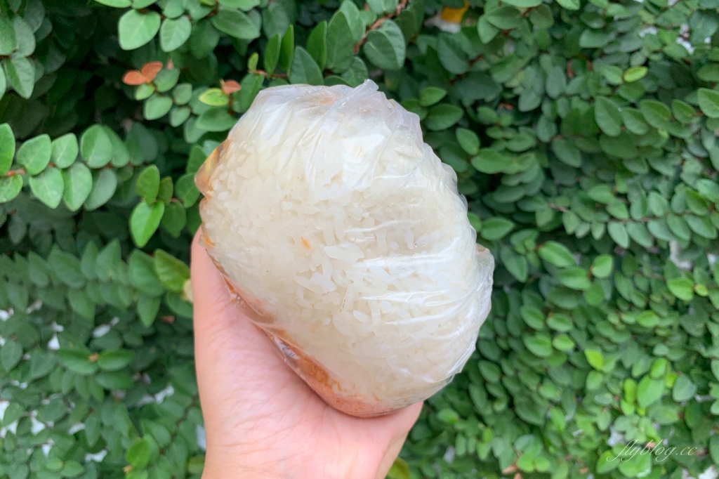 台中東區｜育英路阿婆飯糰，超大飯糰一顆飯糰，飽到中午也吃不下了 @飛天璇的口袋