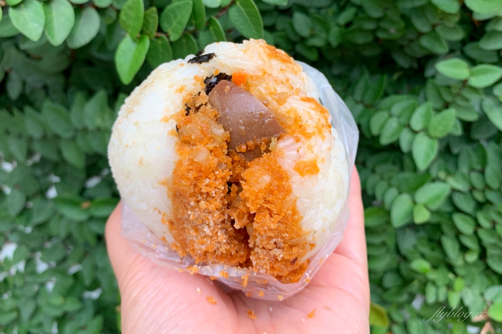 台中東區｜育英路阿婆飯糰，超大飯糰一顆飯糰，飽到中午也吃不下了 @飛天璇的口袋