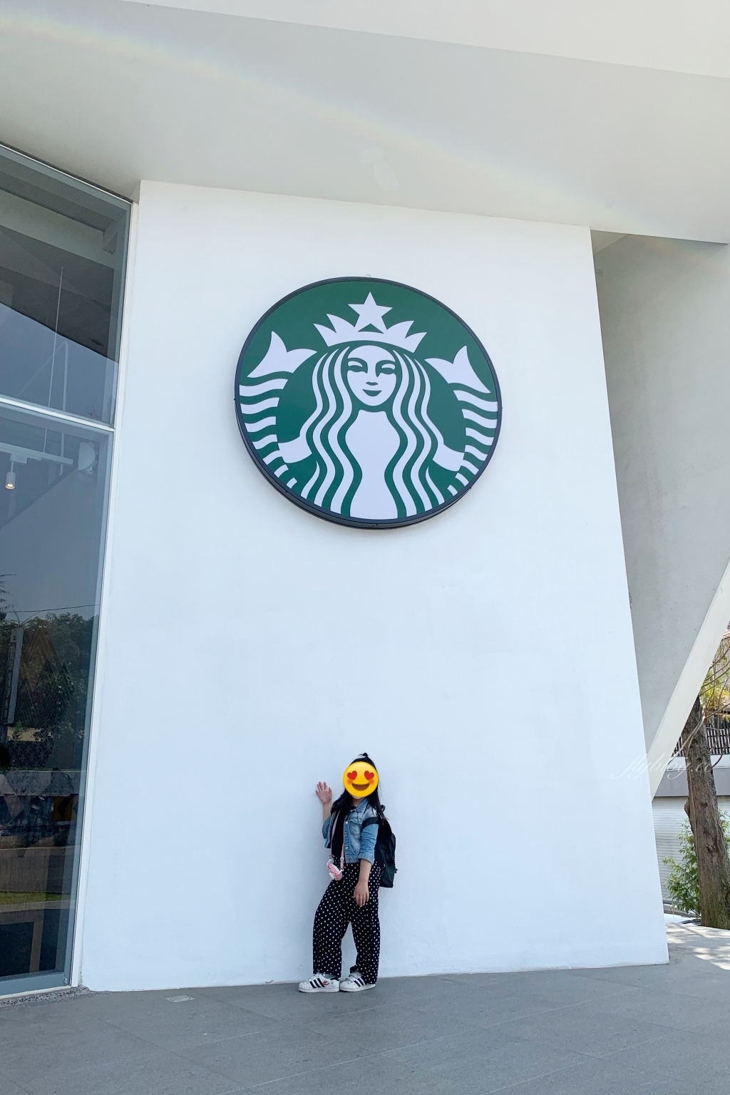 嘉義東區｜嘉義世賢路星巴克，漂亮的純白摺紙建築，搭配透明落地窗設計 @飛天璇的口袋