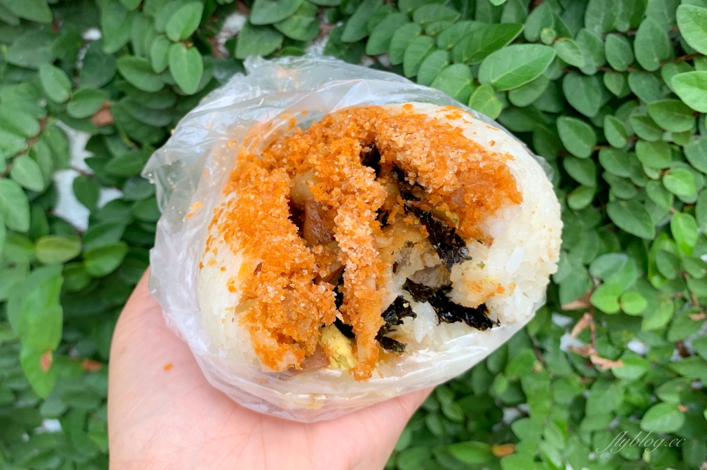 台中東區｜育英路阿婆飯糰，超大飯糰一顆飯糰，飽到中午也吃不下了 @飛天璇的口袋