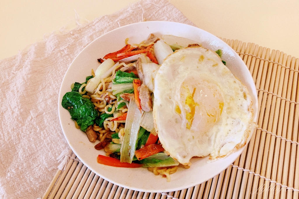 印尼炒泡麵做法｜號稱史上最便宜的印尼炒泡麵怎麼做？一盤成本不到$20元輕鬆上桌 @飛天璇的口袋