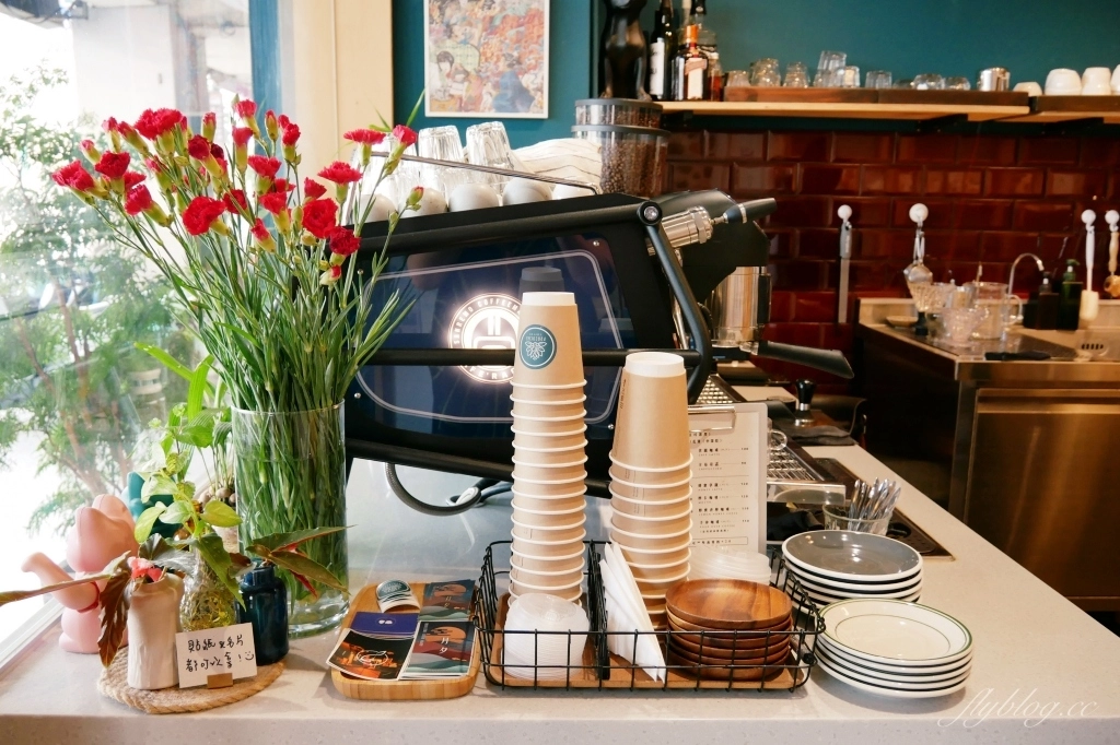 台中中區｜孔雀咖啡．柳川河岸旁的咖啡館，花卷式肉桂捲老饕必點 @飛天璇的口袋