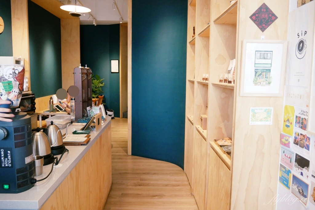 台中中區｜孔雀咖啡．柳川河岸旁的咖啡館，花卷式肉桂捲老饕必點 @飛天璇的口袋