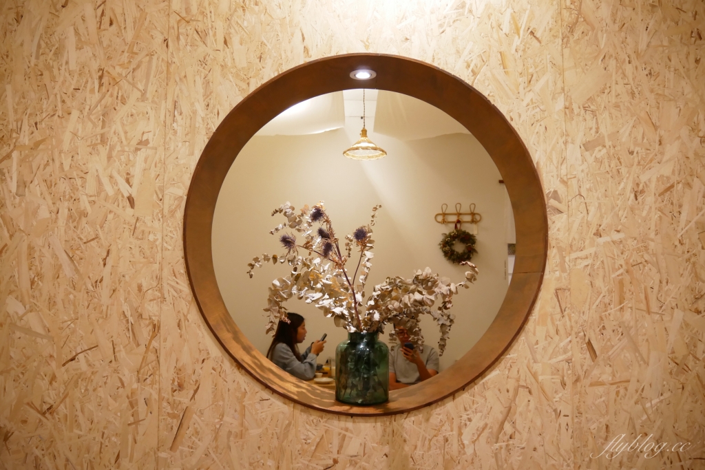 台中西區｜一人一伴 ともだち．老宅改建文青早午餐，台中教育大學商圈美食 @飛天璇的口袋