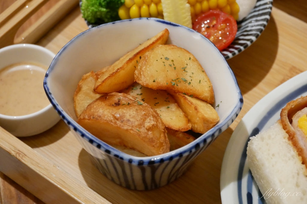 台中西區｜一人一伴 ともだち．老宅改建文青早午餐，台中教育大學商圈美食 @飛天璇的口袋