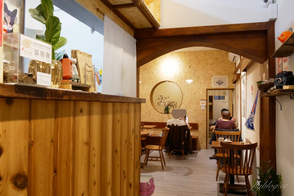 台中西區｜一人一伴 ともだち．老宅改建文青早午餐，台中教育大學商圈美食 @飛天璇的口袋