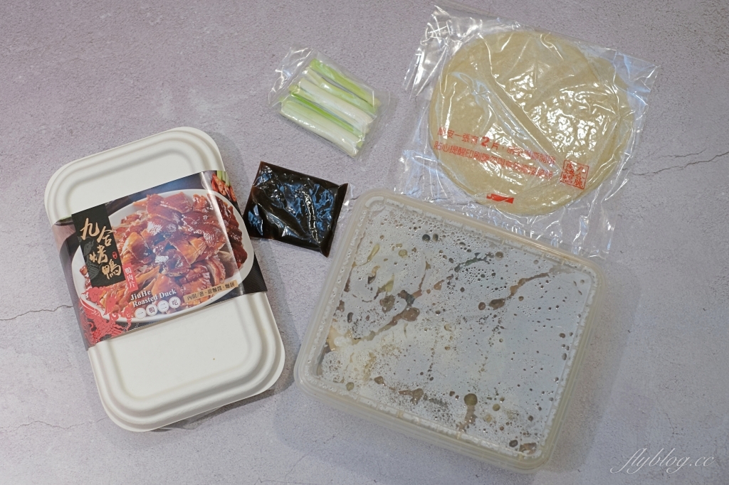 九合烤鴨太平店｜九合烤鴨新包裝漂亮又有質感，加了高麗菜的炒鴨架 @飛天璇的口袋