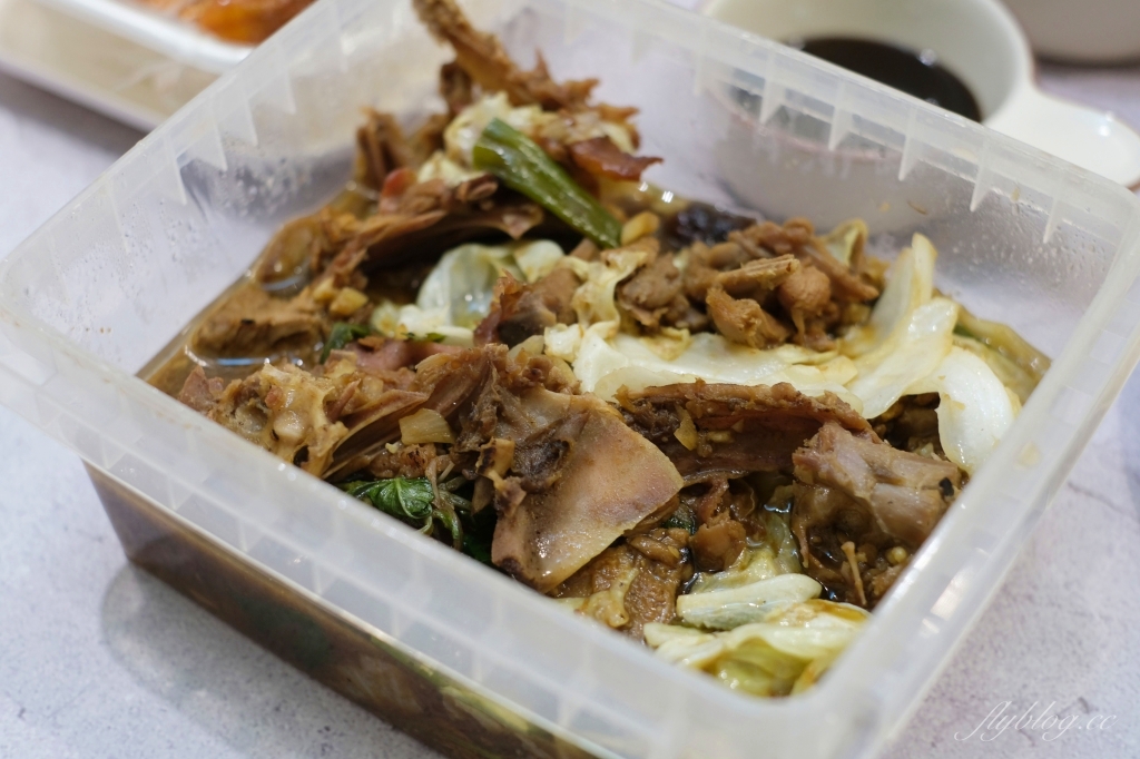 九合烤鴨太平店｜九合烤鴨新包裝漂亮又有質感，加了高麗菜的炒鴨架 @飛天璇的口袋
