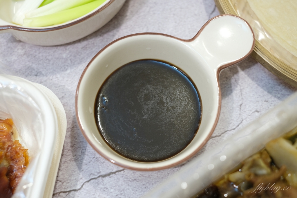 九合烤鴨太平店|九合烤鴨新包裝漂亮又有質感,加了高麗菜的炒鴨架 @飛天璇的口袋 九合烤鴨太平店|九合烤鴨新包裝漂亮又有質感,加了高麗菜的炒鴨架 @飛天璇的口袋