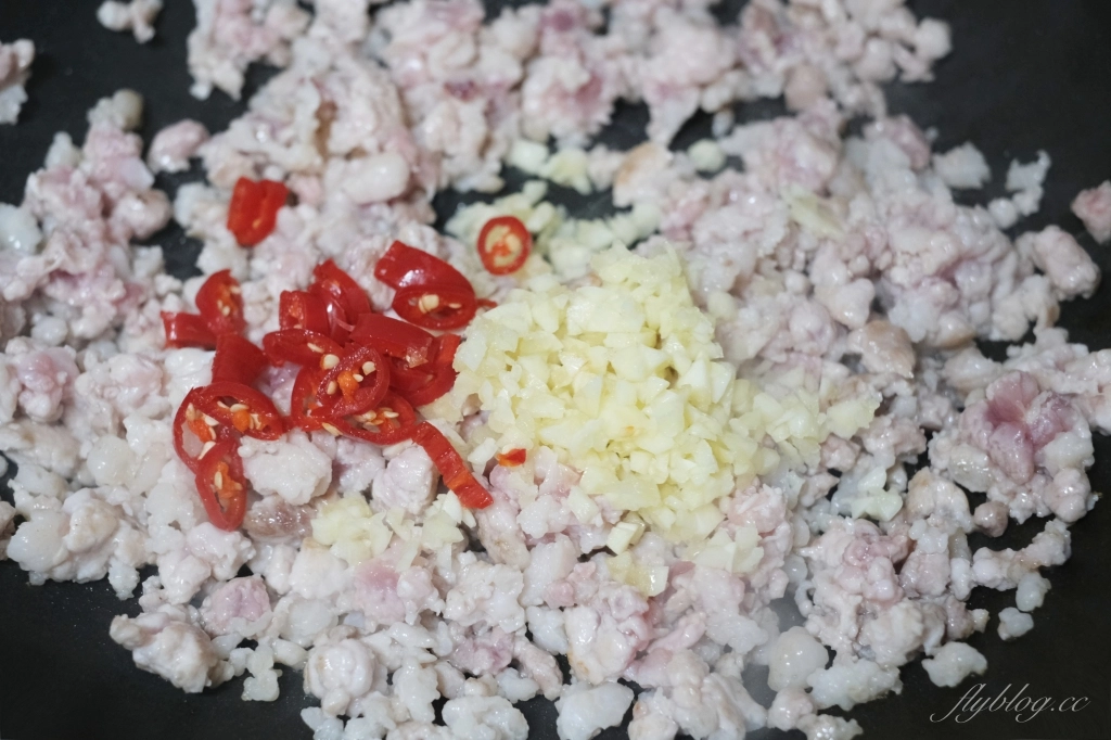 蒼蠅頭做法｜香辣下飯的「蒼蠅頭食譜」，加了皮蛋更好吃 @飛天璇的口袋