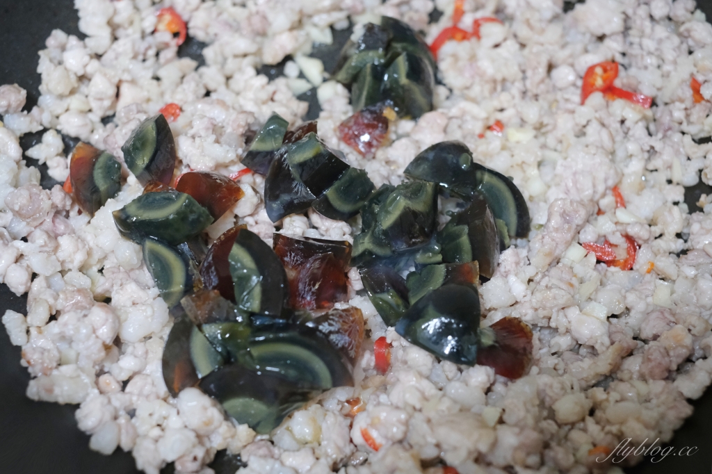 蒼蠅頭做法｜香辣下飯的「蒼蠅頭食譜」，加了皮蛋更好吃 @飛天璇的口袋