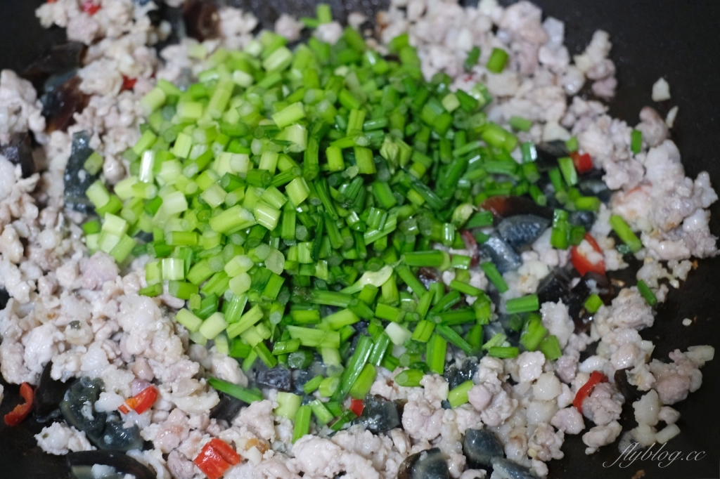 蒼蠅頭做法｜香辣下飯的「蒼蠅頭食譜」，加了皮蛋更好吃 @飛天璇的口袋