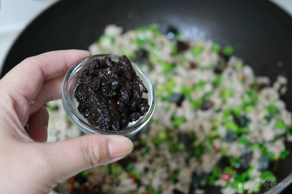 蒼蠅頭做法｜香辣下飯的「蒼蠅頭食譜」，加了皮蛋更好吃 @飛天璇的口袋