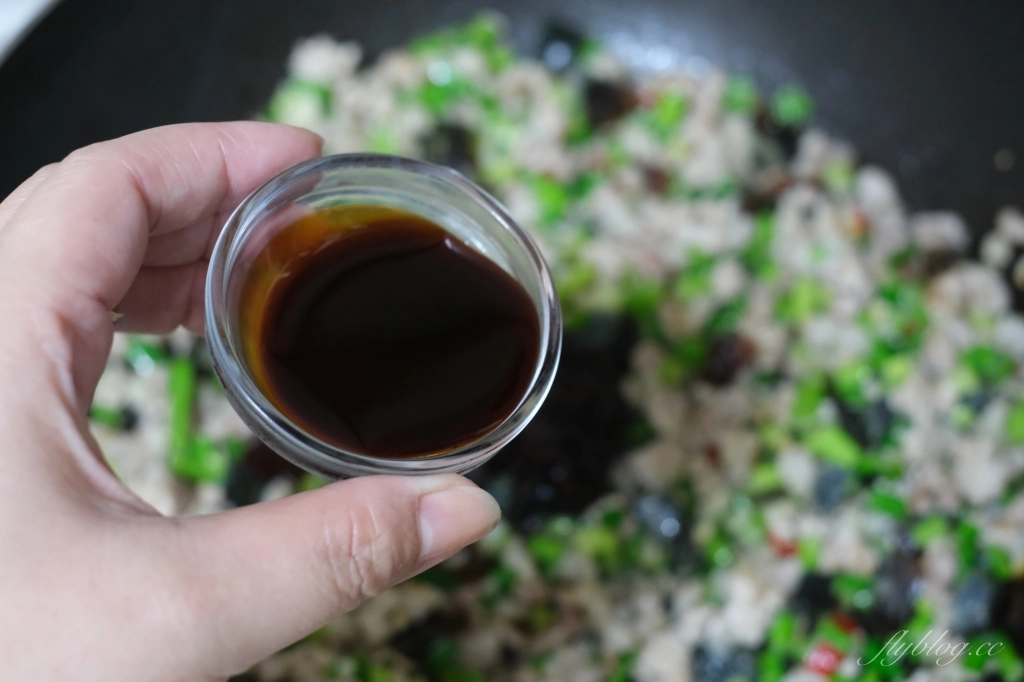 蒼蠅頭做法｜香辣下飯的「蒼蠅頭食譜」，加了皮蛋更好吃 @飛天璇的口袋