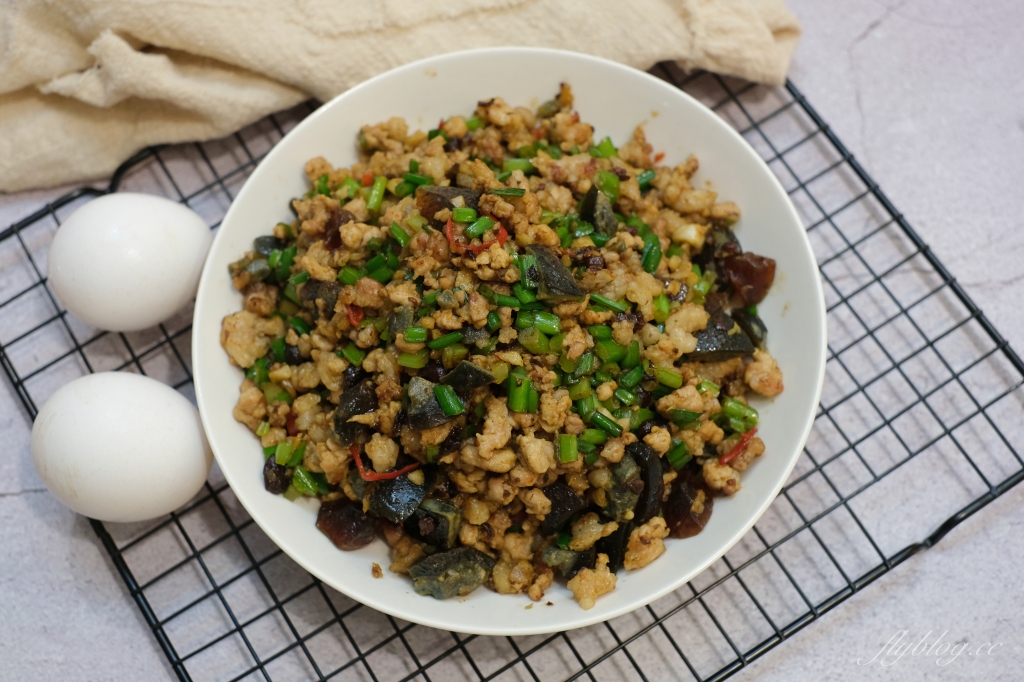 蒼蠅頭做法｜香辣下飯的「蒼蠅頭食譜」，加了皮蛋更好吃 @飛天璇的口袋