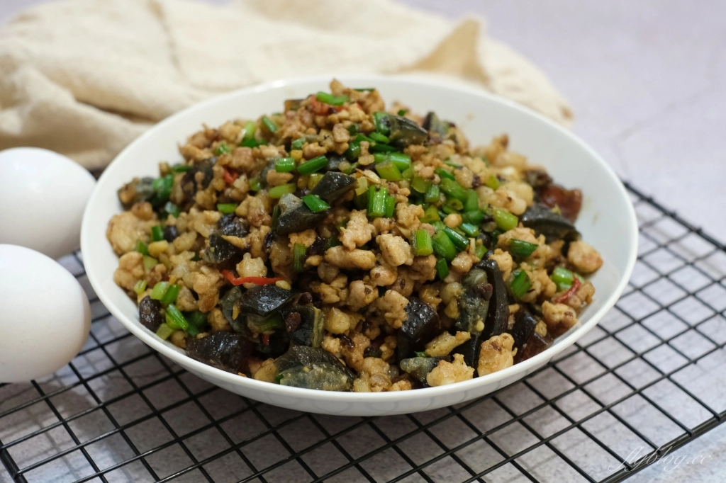 蒼蠅頭做法｜香辣下飯的「蒼蠅頭食譜」，加了皮蛋更好吃 @飛天璇的口袋