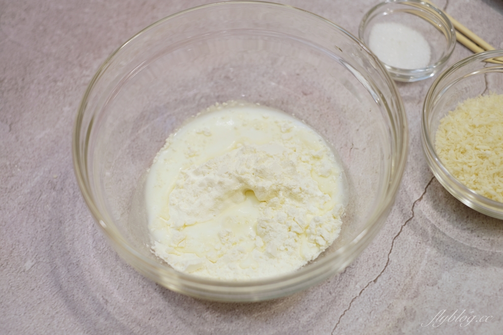 韓式起司熱狗做法｜只要兩種食材完成「韓式起司熱狗食譜」，馬上有會牽絲的熱狗 @飛天璇的口袋