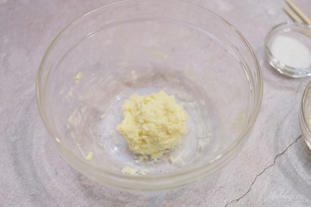 韓式起司熱狗做法｜只要兩種食材完成「韓式起司熱狗食譜」，馬上有會牽絲的熱狗 @飛天璇的口袋