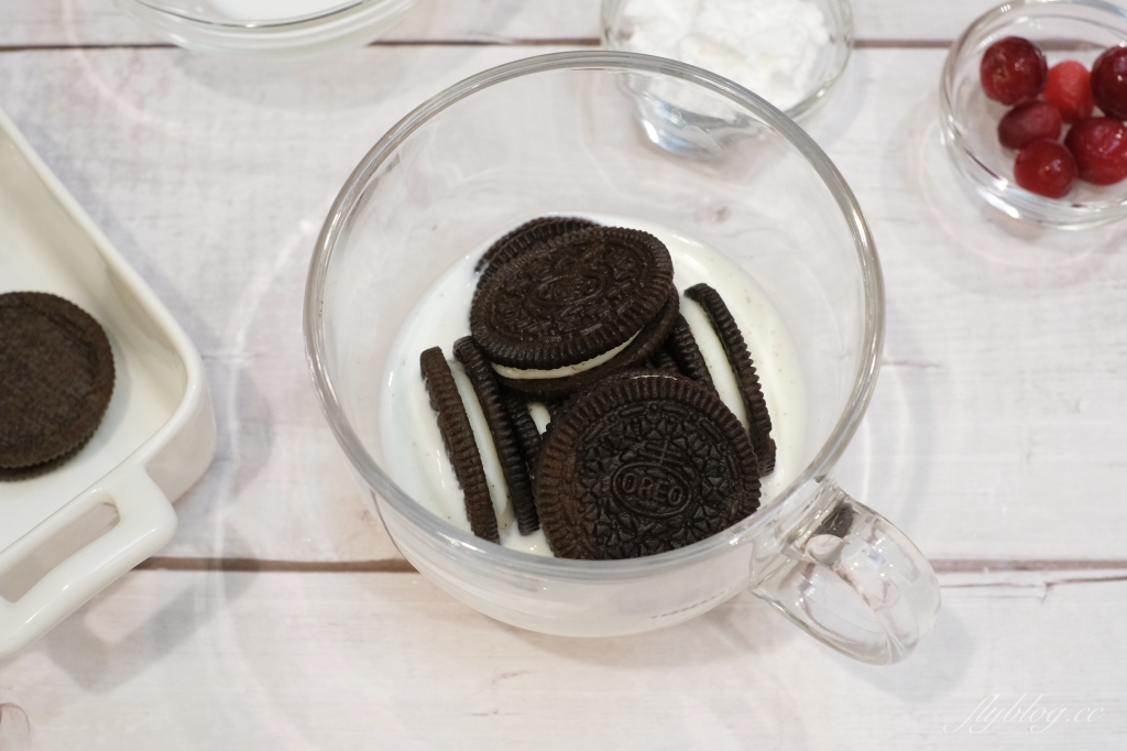 甜點食譜｜Oreo布朗尼做法｜免烤箱！Oreo餅乾加牛奶攪一攪，10分鐘布朗尼蛋糕就上桌 @飛天璇的口袋