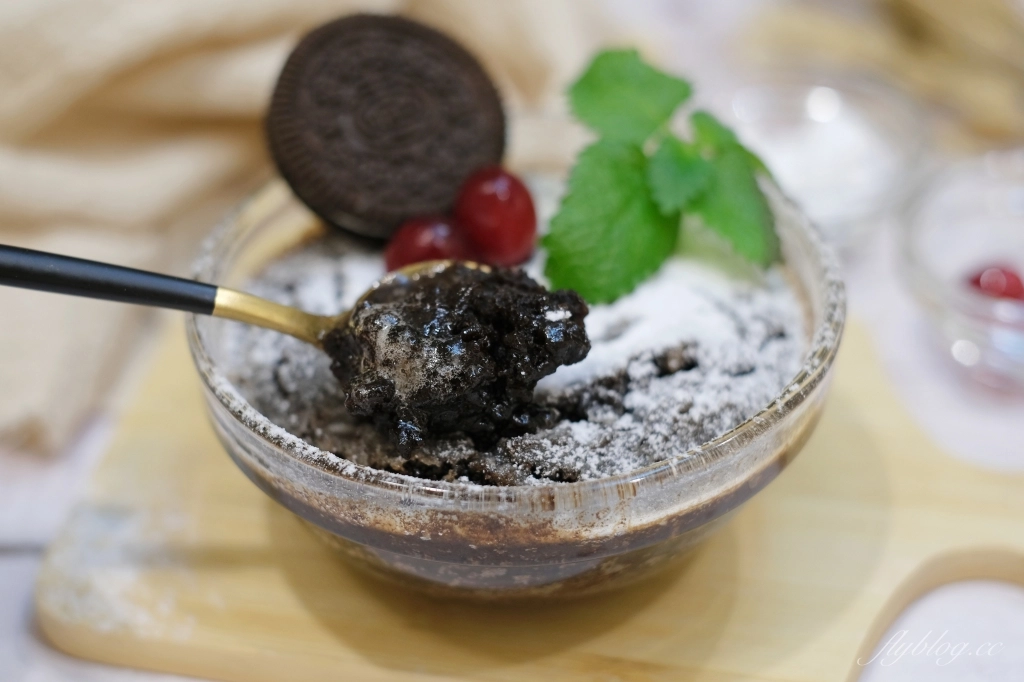 甜點食譜｜Oreo布朗尼做法｜免烤箱！Oreo餅乾加牛奶攪一攪，10分鐘布朗尼蛋糕就上桌 @飛天璇的口袋