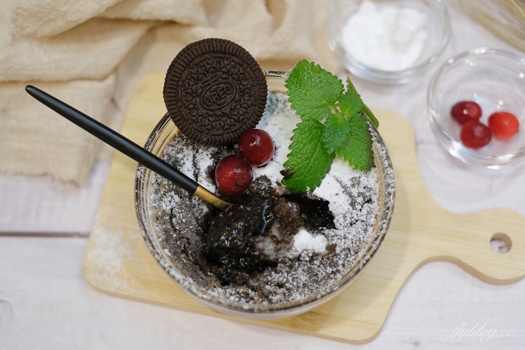 甜點食譜｜Oreo布朗尼做法｜免烤箱！Oreo餅乾加牛奶攪一攪，10分鐘布朗尼蛋糕就上桌 @飛天璇的口袋