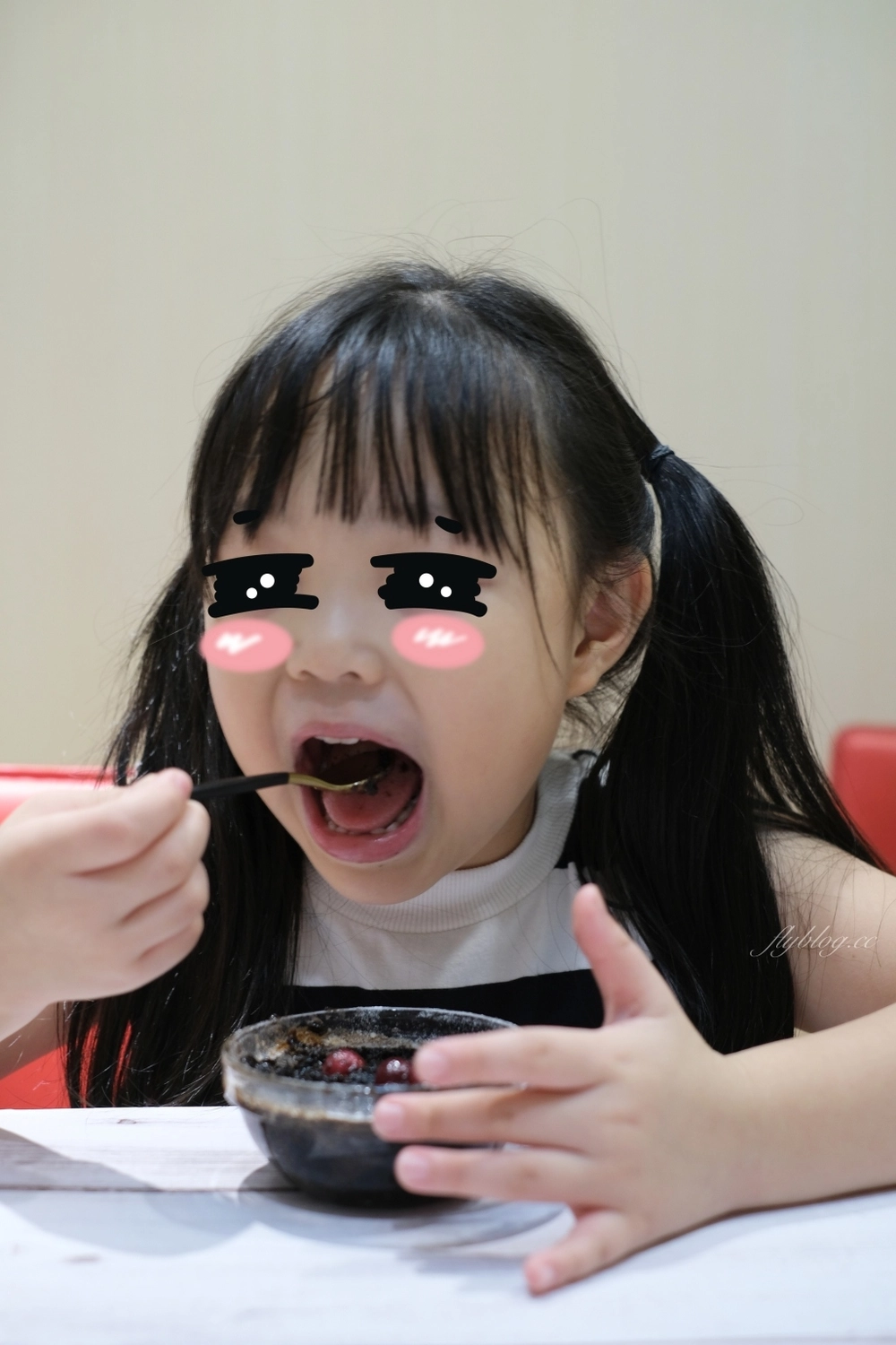 甜點食譜｜Oreo布朗尼做法｜免烤箱！Oreo餅乾加牛奶攪一攪，10分鐘布朗尼蛋糕就上桌 @飛天璇的口袋