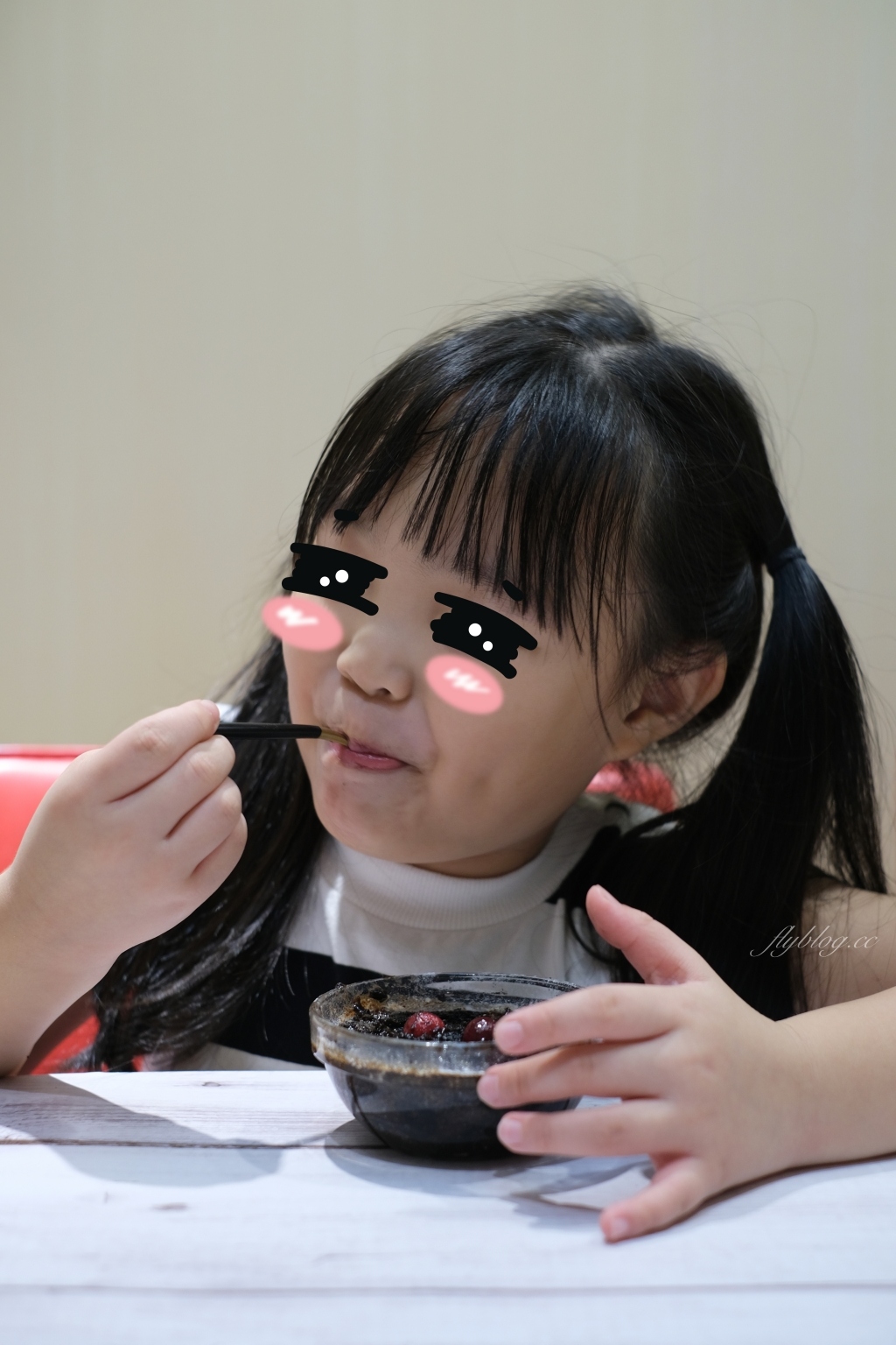 甜點食譜｜Oreo布朗尼做法｜免烤箱！Oreo餅乾加牛奶攪一攪，10分鐘布朗尼蛋糕就上桌 @飛天璇的口袋