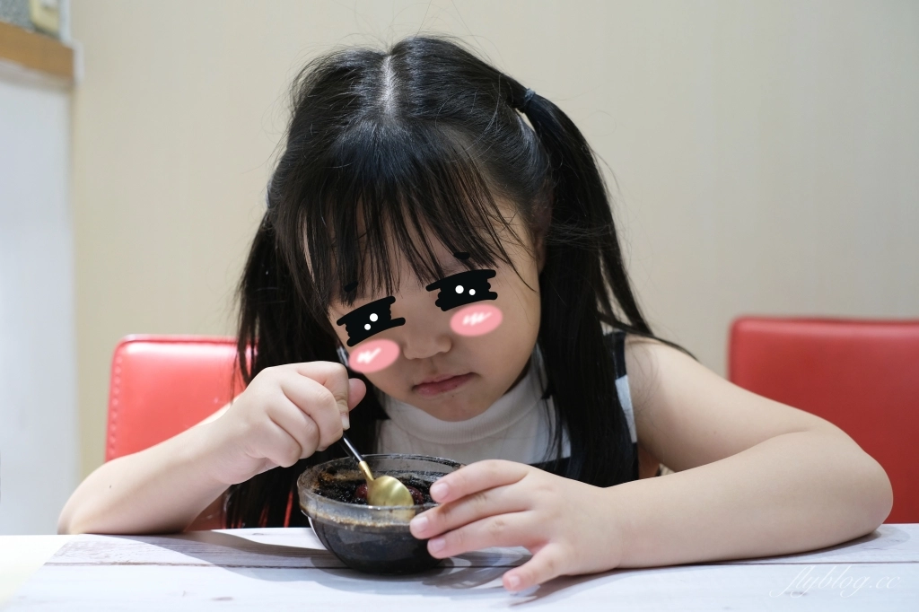 甜點食譜｜Oreo布朗尼做法｜免烤箱！Oreo餅乾加牛奶攪一攪，10分鐘布朗尼蛋糕就上桌 @飛天璇的口袋