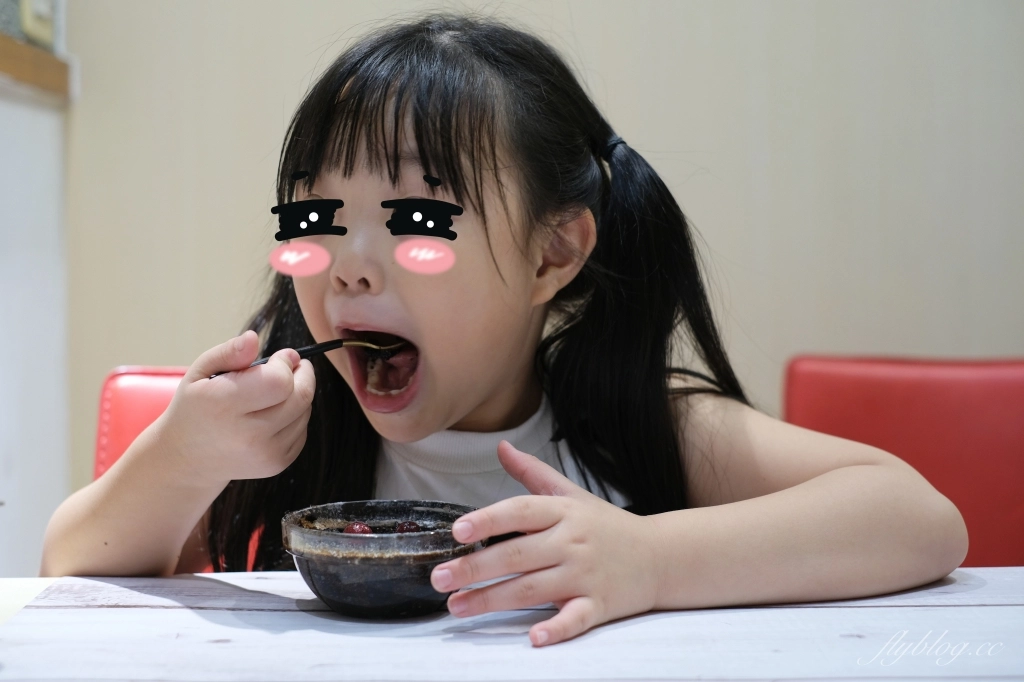 甜點食譜｜Oreo布朗尼做法｜免烤箱！Oreo餅乾加牛奶攪一攪，10分鐘布朗尼蛋糕就上桌 @飛天璇的口袋