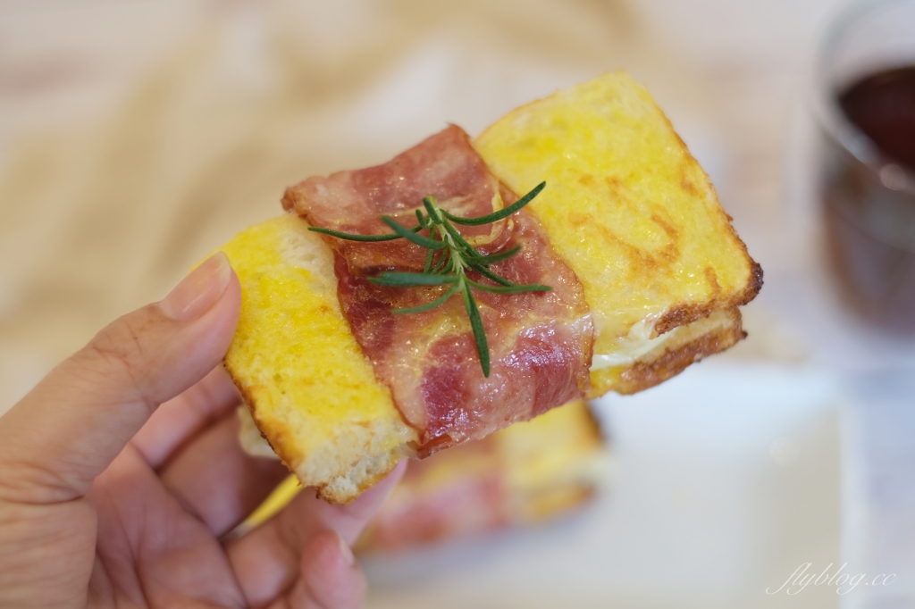 起司培根吐司捲做法｜普通的吐司變成韓式起司培根吐司捲作法，家裡就是早午餐咖啡館 @飛天璇的口袋