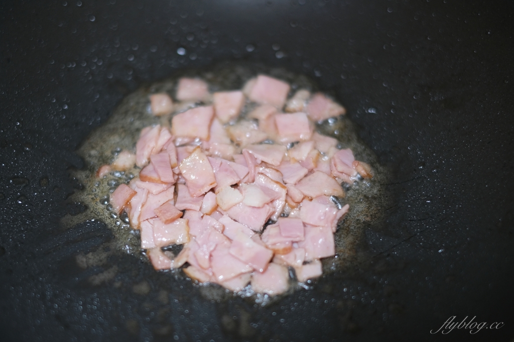 泰式鳳梨蝦仁炒飯做法｜整顆鳳梨上桌就是儀式感，泰式「鳳梨蝦仁炒飯食譜」其實不難 @飛天璇的口袋