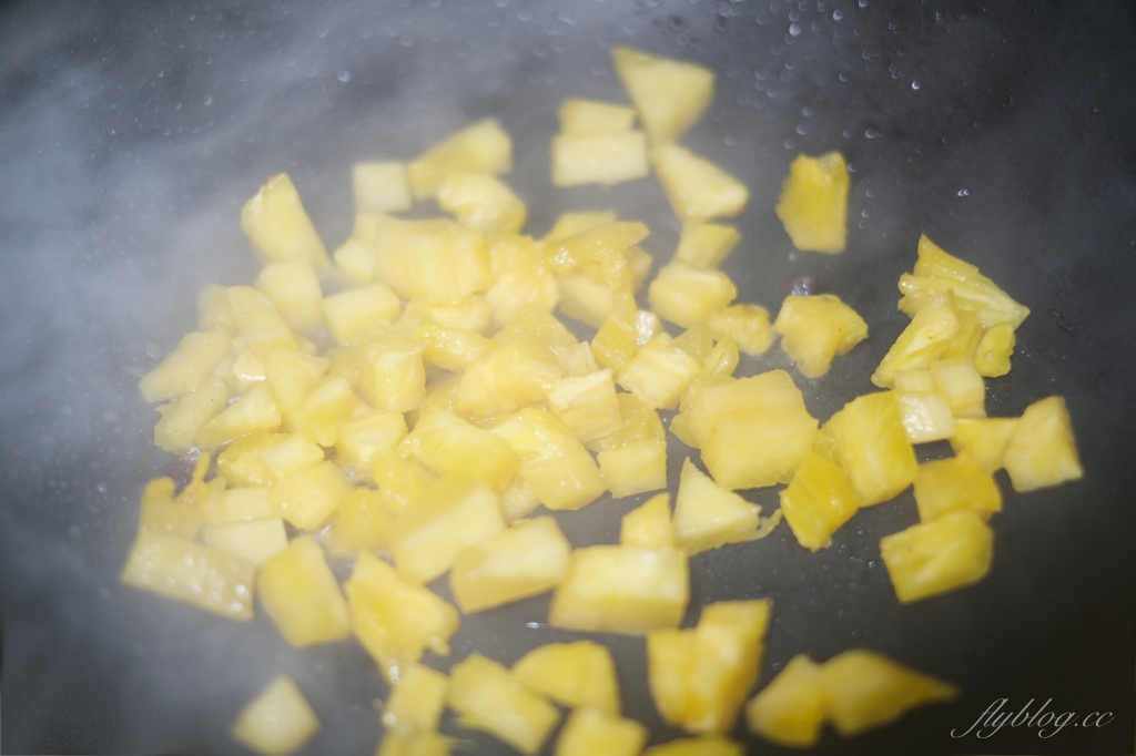 泰式鳳梨蝦仁炒飯做法｜整顆鳳梨上桌就是儀式感，泰式「鳳梨蝦仁炒飯食譜」其實不難 @飛天璇的口袋