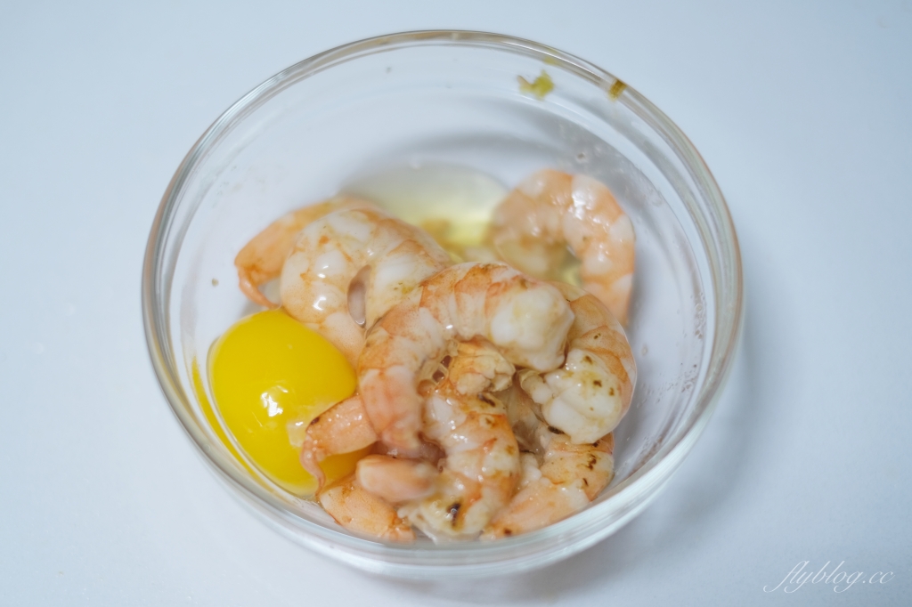 泰式鳳梨蝦仁炒飯做法｜整顆鳳梨上桌就是儀式感，泰式「鳳梨蝦仁炒飯食譜」其實不難 @飛天璇的口袋