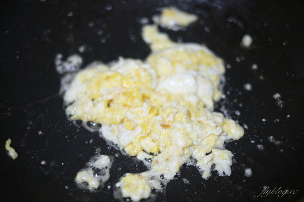 泰式鳳梨蝦仁炒飯做法｜整顆鳳梨上桌就是儀式感，泰式「鳳梨蝦仁炒飯食譜」其實不難 @飛天璇的口袋