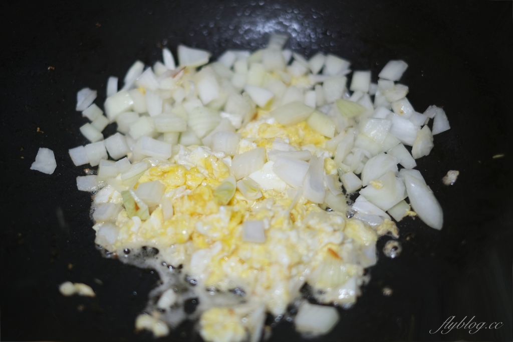 泰式鳳梨蝦仁炒飯做法｜整顆鳳梨上桌就是儀式感，泰式「鳳梨蝦仁炒飯食譜」其實不難 @飛天璇的口袋